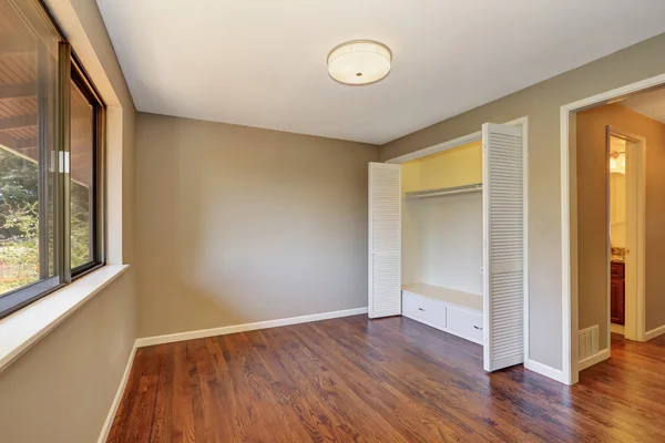 Empty beige room with closet and hardwood floor. — Stock Photo, Image