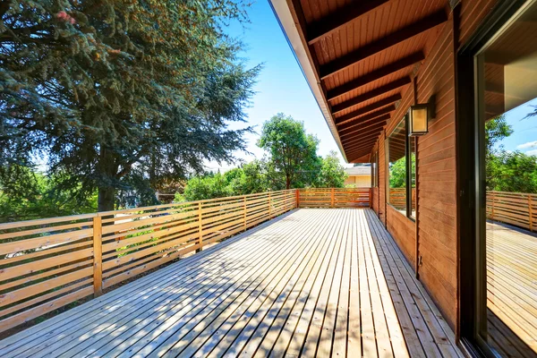 Grande terrasse vide avec balustrades et vue parfaite . — Photo