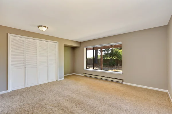 Empty beige room with closet and carpet floor. — Stock Photo, Image