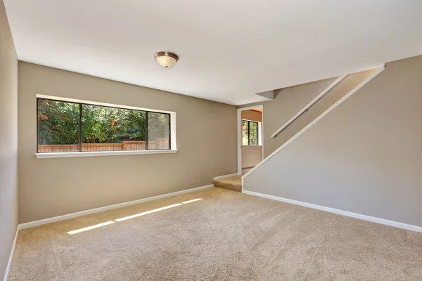 Habitación beige vacía con escalera y suelo de alfombra . — Foto de Stock
