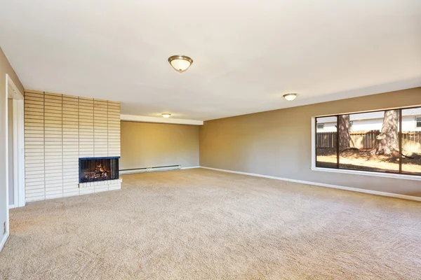 Empty beige room with fireplace and carpet floor. — Stock Photo, Image