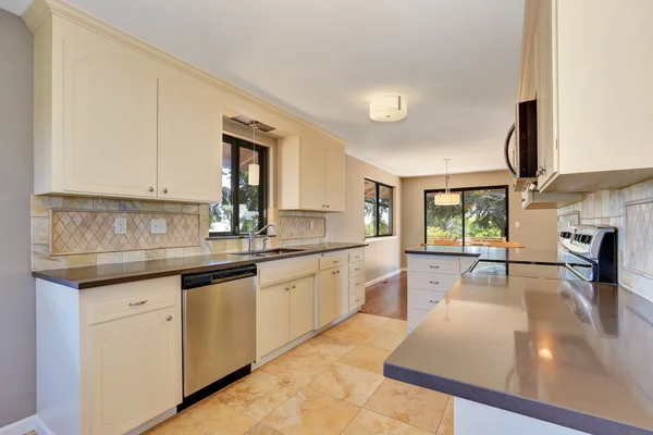 Kitchen interior with tile back splash trim and tile flooring. — Stock Photo, Image