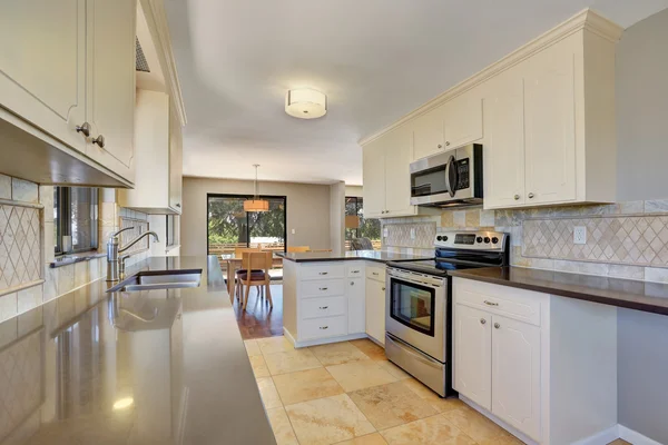 Interior da cozinha com azulejo volta splash guarnição e piso de azulejos . — Fotografia de Stock