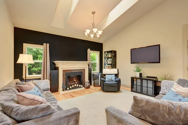 Chambre familiale américaine classique avec cheminée et canapés — Photo