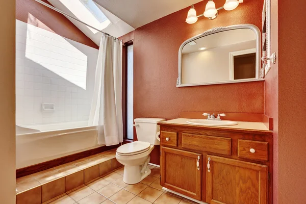Eski stil banyo karo zemin ile kahverengi renkte iç — Stok fotoğraf