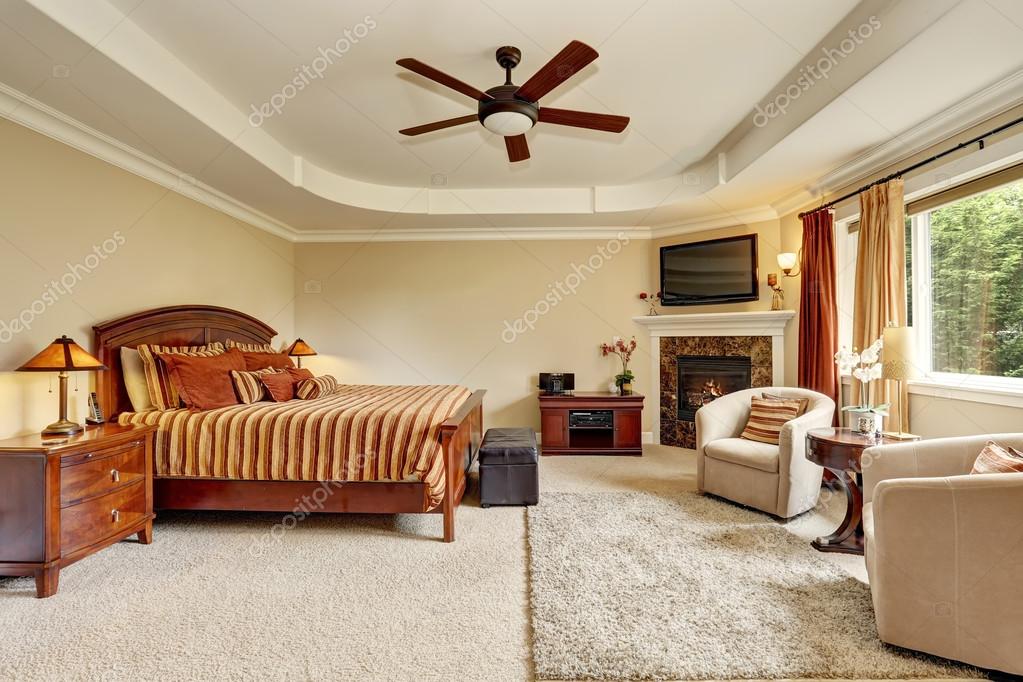 https://st2.depositphotos.com/1041088/11966/i/950/depositphotos_119661072-stock-photo-master-bedroom-interior-with-corner.jpg