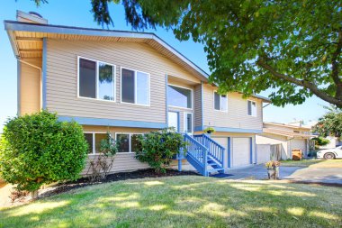 Dış bej tarafçılık evin mavi trim ile