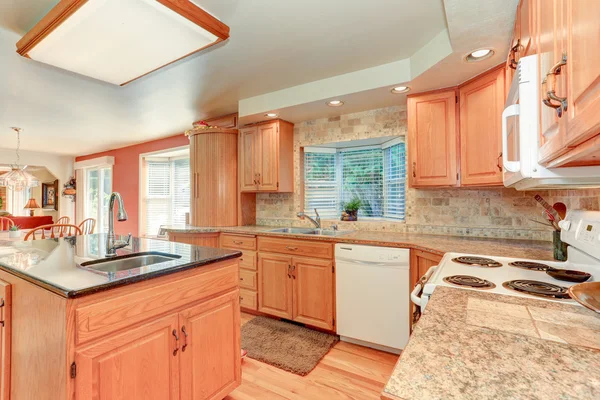 Interior luminoso de la cocina con armarios de madera de roble — Foto de Stock