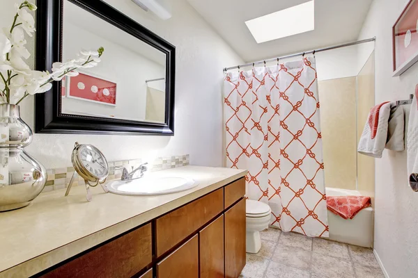 Elegante baño sencillo con tragaluz y flores frescas —  Fotos de Stock