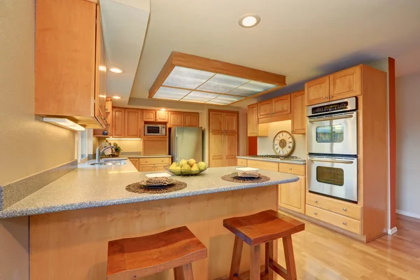 Luminoso interno cucina in legno con elettrodomestici in acciaio . — Foto Stock