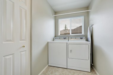 Eski moda aletleri ile küçük çamaşır odası.