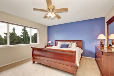 Kontrast lavanta duvar basit ama rahat yatak odası