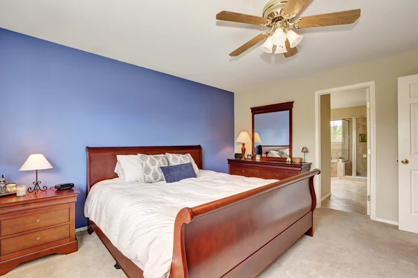 Dormitorio sencillo pero acogedor con pared de lavanda en contraste — Foto de Stock