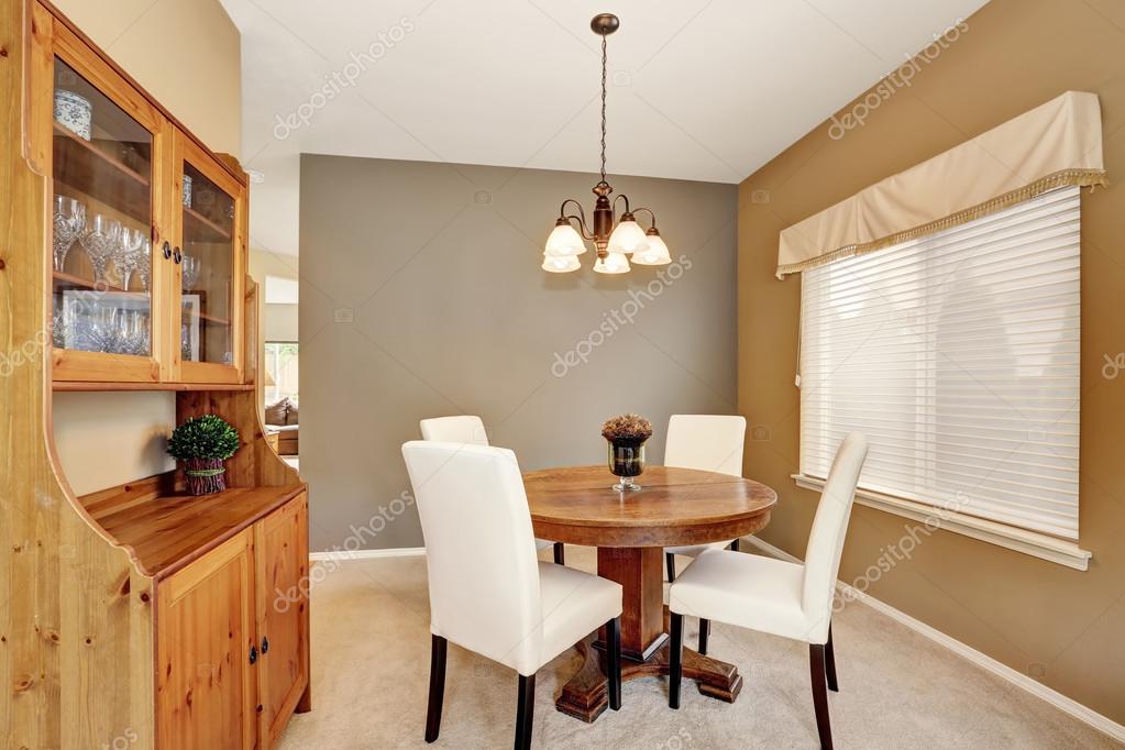 Gezellige eetkamer met witte stoelen en vintage ronde tafel ... Gezellige eetkamer met witte stoelen en vintage ronde tafel ...
