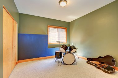 Bateri ve gitar ile prova odası.