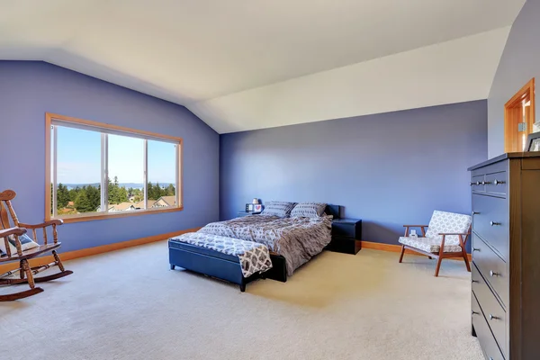 Просторная голубая спальня со сводчатым потолком — стоковое фото
