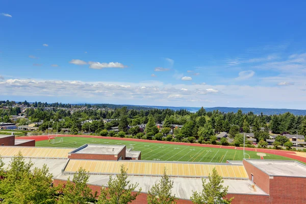 Blick auf Schulgebäude mit Fußballplatz — Stockfoto