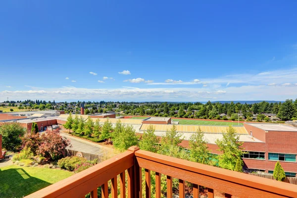 Vue du bâtiment de l'école avec terrain de football — Photo