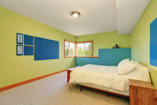 Alegre interior dormitorio con paredes de color verde brillante y azul —  Fotos de Stock