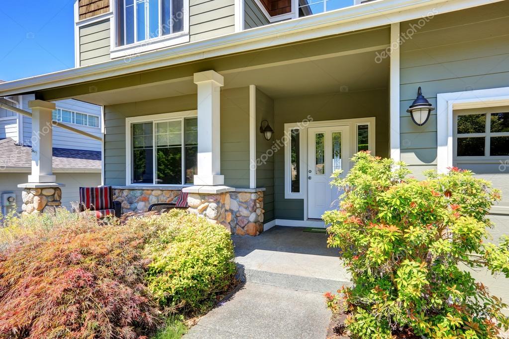 Porche con columnas blancas y adornos de piedra. — Foto de stock