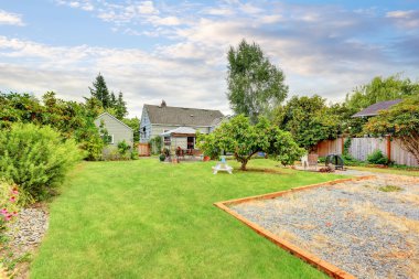 Çim bahçe veranda alan arka bahçesinde dolu