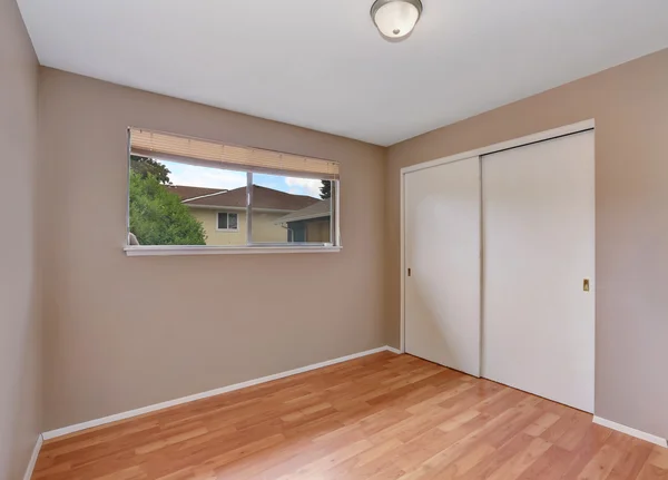 Interno vuoto della camera beige con pavimento in legno — Foto Stock