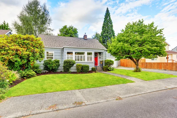 Buitenkant van klein Amerikaans huis met blauwe verf — Stockfoto