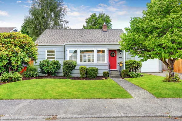 Buitenkant van klein Amerikaans huis met blauwe verf — Stockfoto