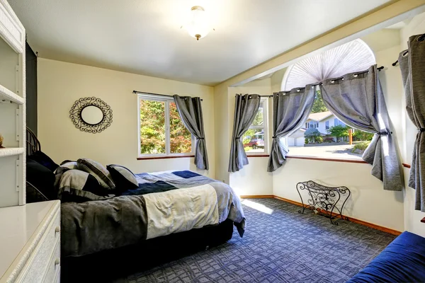 Bedroom interior in blue tones and carpet floor. — Stock Photo, Image