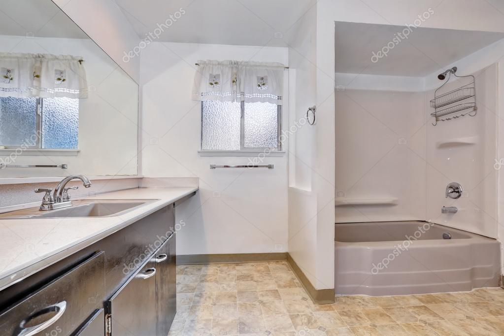 Gammal stil badrum med dusch och fÃ¥fänga skÃ¥p — stockfotografi ...