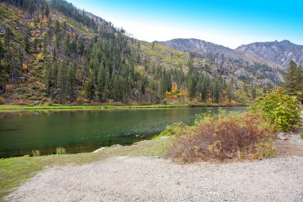 Scenic Mountain green Wenatchee river with transparent water. — Stok Foto