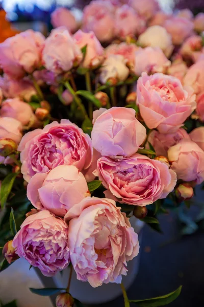 Bouquet of peony flowers on the farmers Pike  market, shallow depth of field — Stock Photo, Image