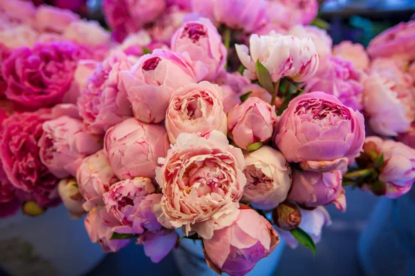 Bouquet of peony flowers on the farmers Pike  market, shallow depth of field — Stock Photo, Image