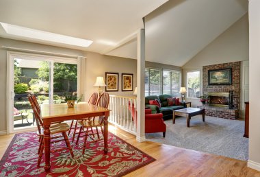 Geleneksel yemek alanı. Açık kat planı. Oturma odasına bağlı.