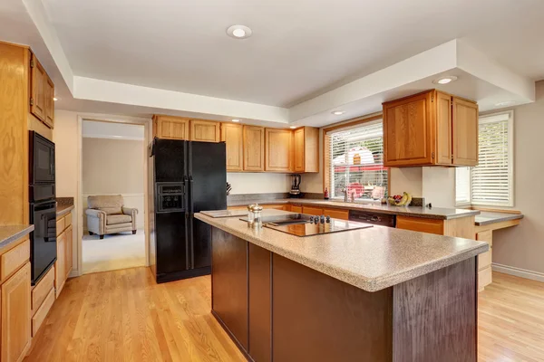 Interior da sala de cozinha com balcão de granito e ilha . — Fotografia de Stock