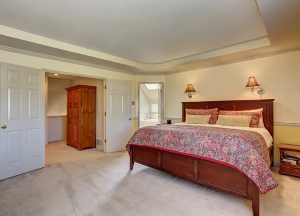 深い茶色の家具とカーペット床の寝室のインテリア — ストック写真