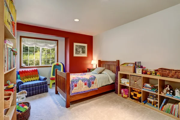 Intérieur coloré de la chambre des enfants avec de nombreux jouets . — Photo