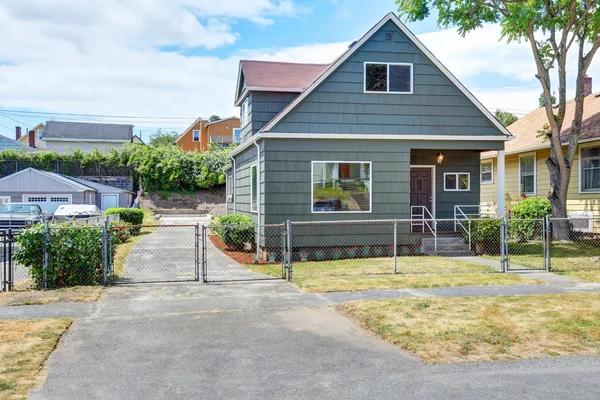 Traditioneel Amerikaans huis buitenkant in blauwe tinten. — Stockfoto