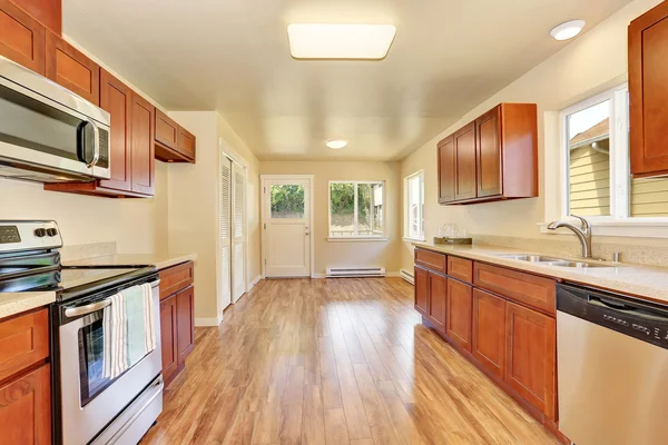 Planta abierta cocina habitación interior con armarios de madera — Foto de Stock