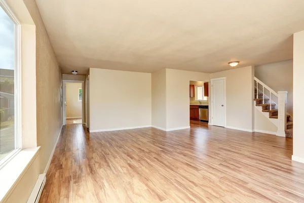 Otevřeného plánu prostorového uspořádání. Interiér prázdné pokoje s dřevěnou podlahou. — Stock fotografie