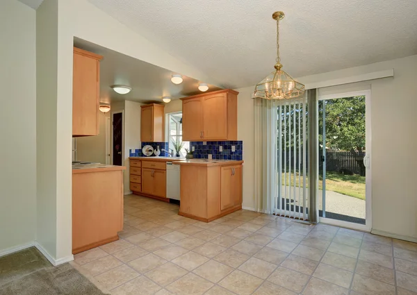 House interior. Maple kitchen cabinets and tile floor. — Stock Photo, Image