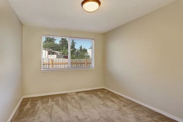 Small empty room interior with beige carpet floor — Stock Photo, Image