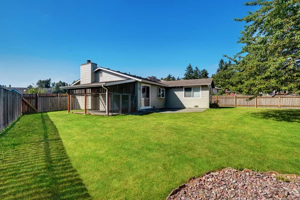 Bakgård trädgård med bur. Rambler House exteriör — Stockfoto