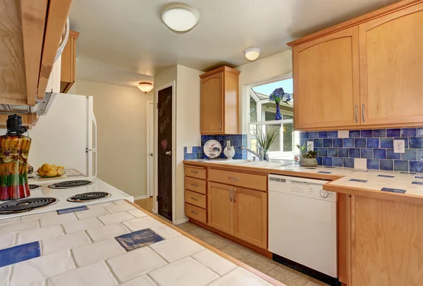 Kitchen interior. Maple cabinets and back splash trim. — Stock Photo, Image