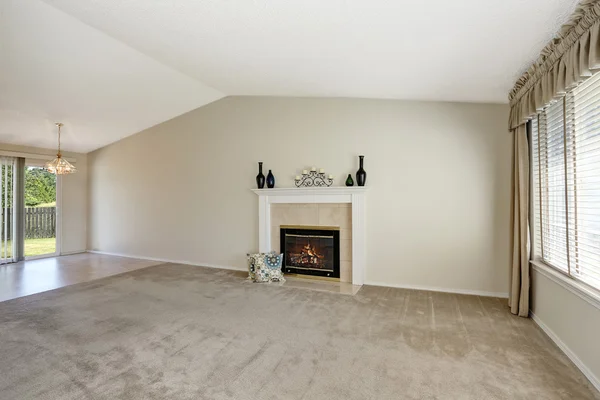 Empty living room interior in creamy tones with vaulted ceiling — Stock Photo, Image