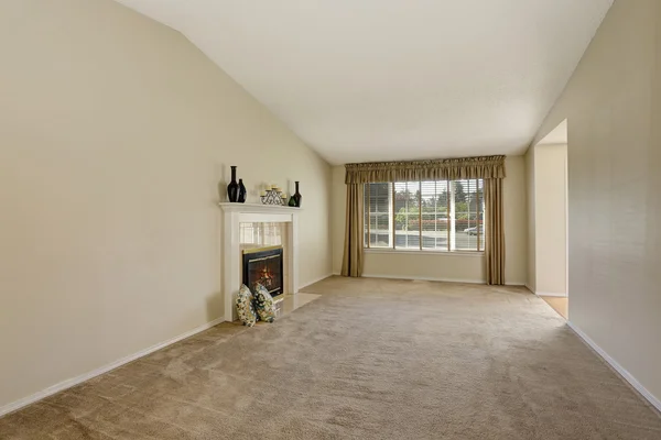 Empty living room interior in creamy tones with vaulted ceiling — Stock Photo, Image