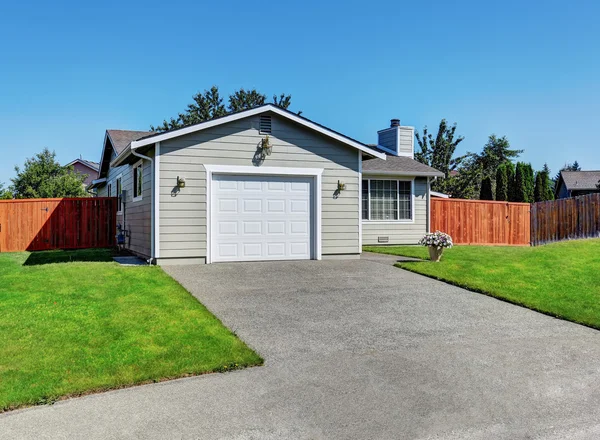 Exterior of American one level rambler house — Stock Photo, Image