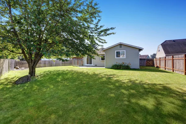 Grass filled Backyard garden of American Rambler house — Stock Photo, Image