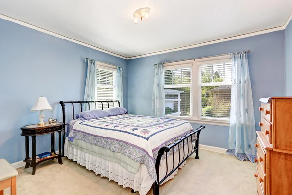 Interior del dormitorio con ropa de cama colorida y suelo de alfombra . — Foto de Stock