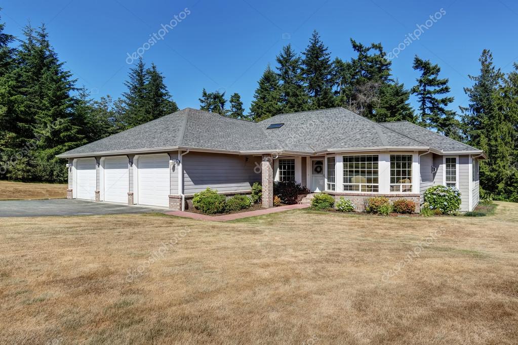 Américaine un extérieur de niveau maison avec 3 garages et une ... Américaine un extérieur de niveau maison avec 3 garages et une ...